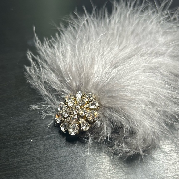 Elegant Grey Feathered Hair Clip with Rhinestone Detailing - Picture 2 of 3